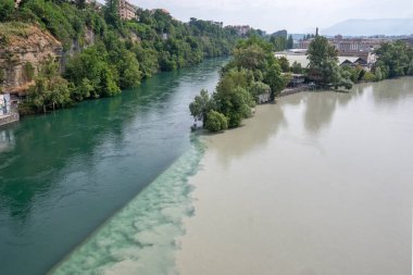 GENEVA, SWitzERLAND - 20 Haziran 2023: Rhone Nehri ve İsviçre 'nin şaşırtıcı manzarası