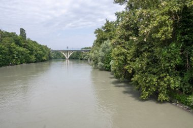 GENEVA, SWitzERLAND - 20 Haziran 2023: Rhone Nehri ve İsviçre 'nin şaşırtıcı manzarası