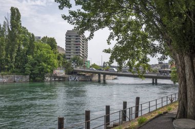 GENEVA, SWitzERLAND - 20 Haziran 2023: Rhone Nehri ve İsviçre 'nin şaşırtıcı manzarası