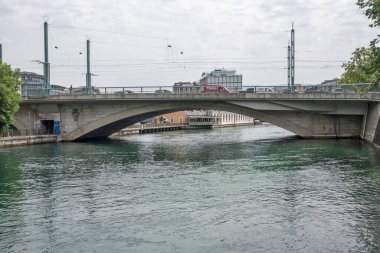 GENEVA, SWitzERLAND - 20 Haziran 2023: Rhone Nehri ve İsviçre 'nin şaşırtıcı manzarası