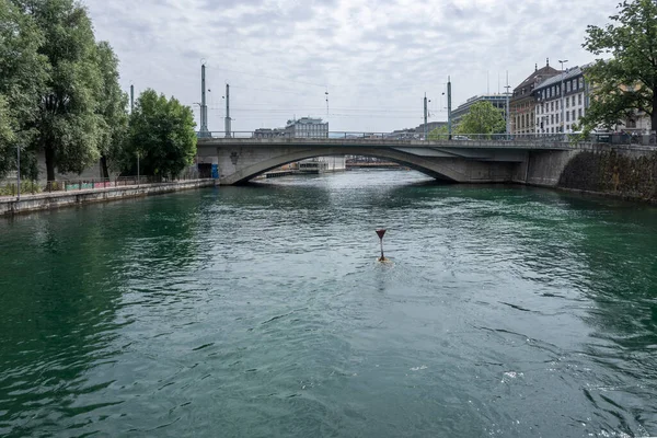 Geneva Switzerland Kesäkuu 2023 Hämmästyttävä Näkymä Rhone Joelle Geneven Kaupunkiin — kuvapankkivalokuva