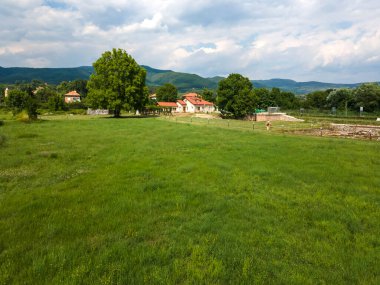Bulgaristan 'ın Blagoevgrad Bölgesi' ndeki Garmen kasabası yakınlarındaki antik Roma şehri Nicopolis ad Nestum 'un hava manzarası