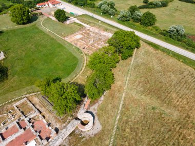 Bulgaristan 'ın Blagoevgrad Bölgesi' ndeki Garmen kasabası yakınlarındaki antik Roma şehri Nicopolis ad Nestum 'un hava manzarası