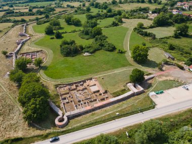 Bulgaristan 'ın Blagoevgrad Bölgesi' ndeki Garmen kasabası yakınlarındaki antik Roma şehri Nicopolis ad Nestum 'un hava manzarası