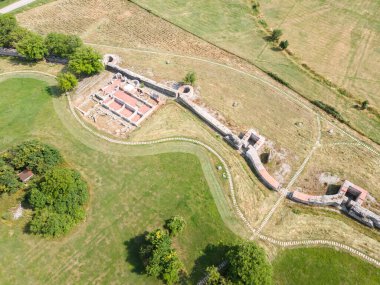 Bulgaristan 'ın Blagoevgrad Bölgesi' ndeki Garmen kasabası yakınlarındaki antik Roma şehri Nicopolis ad Nestum 'un hava manzarası