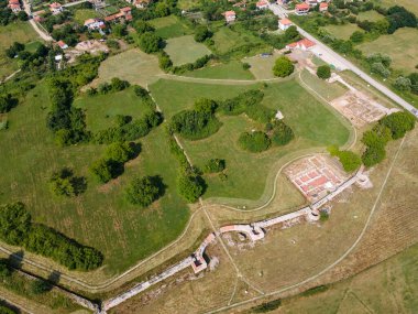Bulgaristan 'ın Blagoevgrad Bölgesi' ndeki Garmen kasabası yakınlarındaki antik Roma şehri Nicopolis ad Nestum 'un hava manzarası