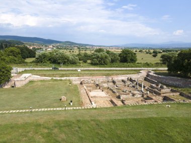 Bulgaristan 'ın Blagoevgrad Bölgesi' ndeki Garmen kasabası yakınlarındaki antik Roma şehri Nicopolis ad Nestum 'un hava manzarası