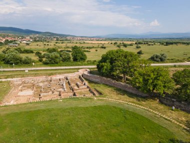 Bulgaristan 'ın Blagoevgrad Bölgesi' ndeki Garmen kasabası yakınlarındaki antik Roma şehri Nicopolis ad Nestum 'un hava manzarası
