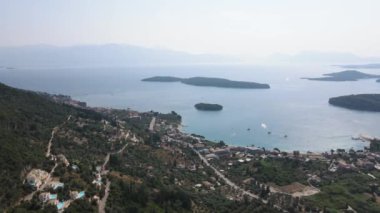Yunanistan 'ın İyon Adaları' ndaki Lefkada Adası 'ndaki Nidri Körfezi' nin inanılmaz panoramik manzarası