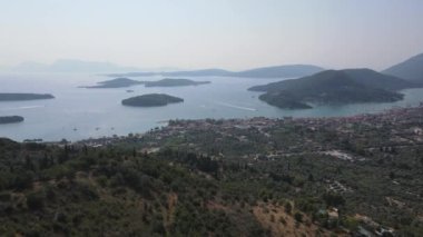 Yunanistan 'ın İyon Adaları' ndaki Lefkada Adası 'ndaki Nidri Körfezi' nin inanılmaz panoramik manzarası