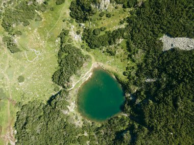 Bulgaristan 'ın Banderitsa Nehri yakınlarındaki Pirin Dağı' nın şaşırtıcı hava manzarası