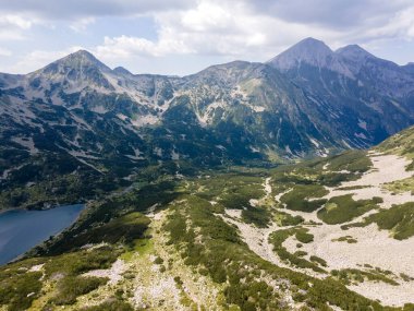 Bulgaristan 'ın Banderitsa Nehri yakınlarındaki Pirin Dağı' nın şaşırtıcı hava manzarası