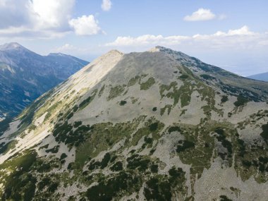 Bulgaristan 'ın Banderitsa Nehri yakınlarındaki Pirin Dağı' nın şaşırtıcı hava manzarası
