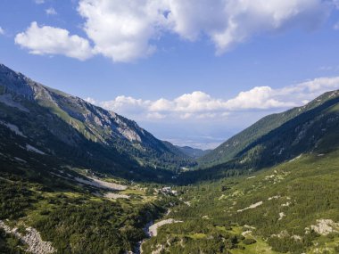 Bulgaristan 'ın Banderitsa Nehri yakınlarındaki Pirin Dağı' nın şaşırtıcı hava manzarası