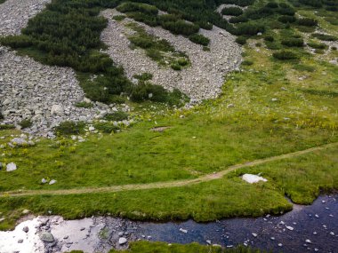 Bulgaristan 'ın Banderitsa Nehri yakınlarındaki Pirin Dağı' nın şaşırtıcı hava manzarası