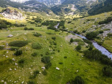 Bulgaristan 'ın Banderitsa Nehri yakınlarındaki Pirin Dağı' nın şaşırtıcı hava manzarası