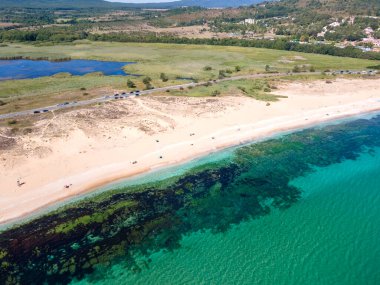 Bulgaristan 'ın Burgaz Bölgesi' nin Dyuni tatil beldesi yakınlarındaki Arkutino bölgesinin hava manzarası