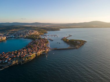 Bulgaristan 'ın Burgaz Bölgesi' nin eski Sozopol kentinin hava gün batımı manzarası