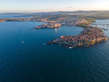 Bulgaristan 'ın Burgaz Bölgesi' nin eski Sozopol kentinin hava gün batımı manzarası