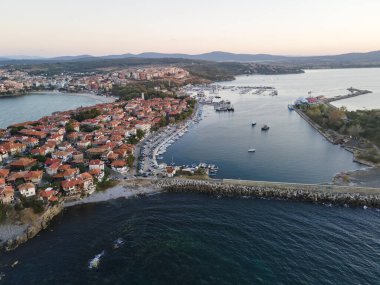 Bulgaristan 'ın Burgaz Bölgesi' nin eski Sozopol kentinin hava gün batımı manzarası