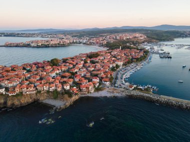Bulgaristan 'ın Burgaz Bölgesi' nin eski Sozopol kentinin hava gün batımı manzarası