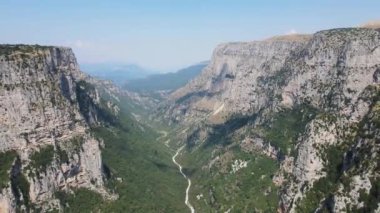 Vikos geçidi ve Pindus Dağları, Zagori, Epirus, Yunanistan 'ın inanılmaz hava manzarası