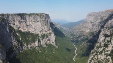 Vikos geçidi ve Pindus Dağları, Zagori, Epirus, Yunanistan 'ın inanılmaz hava manzarası