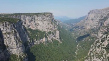 Vikos geçidi ve Pindus Dağları, Zagori, Epirus, Yunanistan 'ın inanılmaz hava manzarası