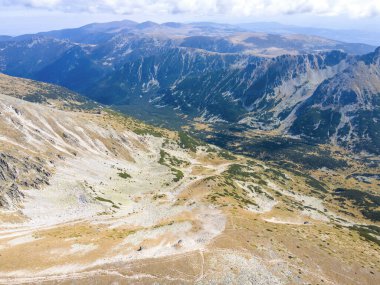Bulgaristan 'ın Musala zirvesi yakınlarındaki Rila Dağı' nın şaşırtıcı hava manzarası
