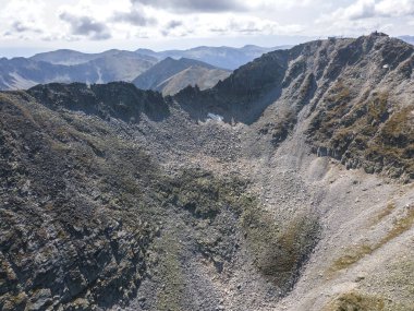 Bulgaristan 'ın Musala zirvesi yakınlarındaki Rila Dağı' nın şaşırtıcı hava manzarası