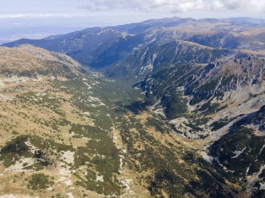 Bulgaristan 'ın Musala zirvesi yakınlarındaki Rila Dağı' nın şaşırtıcı hava manzarası