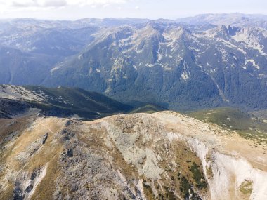 Bulgaristan 'ın Musala zirvesi yakınlarındaki Rila Dağı' nın şaşırtıcı hava manzarası
