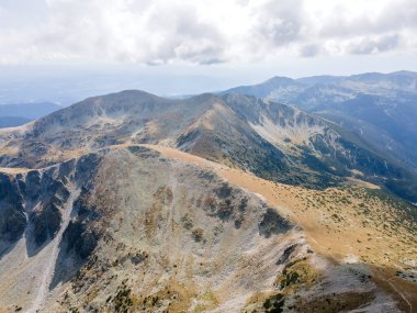 Bulgaristan 'ın Musala zirvesi yakınlarındaki Rila Dağı' nın şaşırtıcı hava manzarası