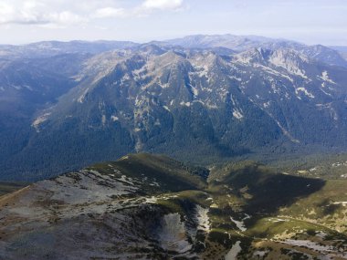 Bulgaristan 'ın Musala zirvesi yakınlarındaki Rila Dağı' nın şaşırtıcı hava manzarası