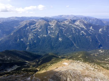 Bulgaristan 'ın Musala zirvesi yakınlarındaki Rila Dağı' nın şaşırtıcı hava manzarası