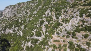 Vikos Vadisi ve Pindus Dağları, Zagori, Epirus, Yunanistan 'daki Vradeto Adımları' nın şaşırtıcı görüntüsü