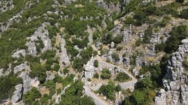 Vikos Vadisi ve Pindus Dağları, Zagori, Epirus, Yunanistan 'daki Vradeto Adımları' nın şaşırtıcı görüntüsü