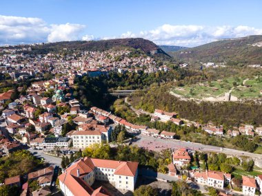 Bulgaristan 'ın Veliko Tarnovo kentinin şaşırtıcı hava manzarası