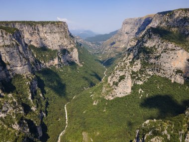 Vikos geçidi ve Pindus Dağları, Zagori, Epirus, Yunanistan 'ın inanılmaz hava manzarası