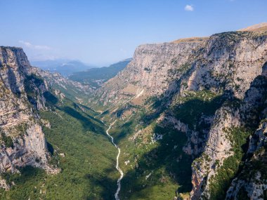 Vikos geçidi ve Pindus Dağları, Zagori, Epirus, Yunanistan 'ın inanılmaz hava manzarası