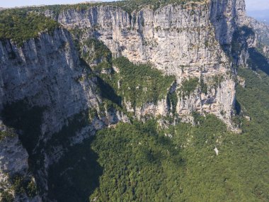 Vikos geçidi ve Pindus Dağları, Zagori, Epirus, Yunanistan 'ın inanılmaz hava manzarası