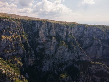 Vikos geçidi ve Pindus Dağları, Zagori, Epirus, Yunanistan 'ın inanılmaz hava manzarası