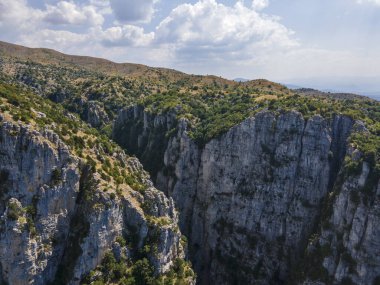 Vikos geçidi ve Pindus Dağları, Zagori, Epirus, Yunanistan 'ın inanılmaz hava manzarası