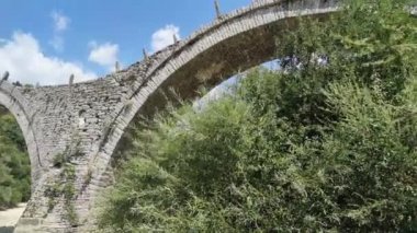 Pindus Dağları 'ndaki Ortaçağ Plakidas (Kalogeriko) Köprüsü, Zagori, Epirus, Yunanistan