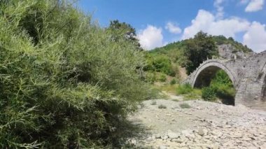 Pindus Dağları 'ndaki Ortaçağ Plakidas (Kalogeriko) Köprüsü, Zagori, Epirus, Yunanistan