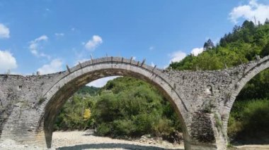 Pindus Dağları 'ndaki Ortaçağ Plakidas (Kalogeriko) Köprüsü, Zagori, Epirus, Yunanistan