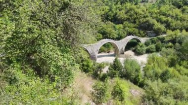 Pindus Dağları 'ndaki Ortaçağ Plakidas (Kalogeriko) Köprüsü, Zagori, Epirus, Yunanistan