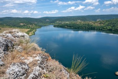 Bulgaristan 'ın Pernik Bölgesi, Pchelina Reservoir yaz manzarası