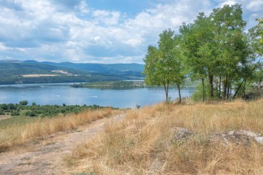 Bulgaristan 'ın Pernik Bölgesi, Pchelina Reservoir yaz manzarası