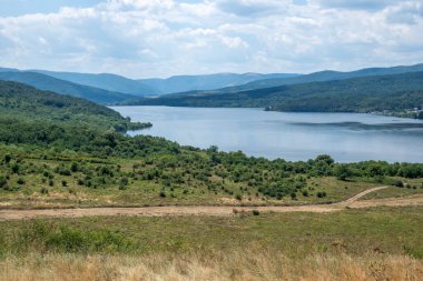 Bulgaristan 'ın Pernik Bölgesi, Pchelina Reservoir yaz manzarası